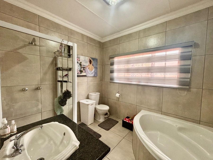 To Let 3 Bedroom Property for Rent in Flamwood North West